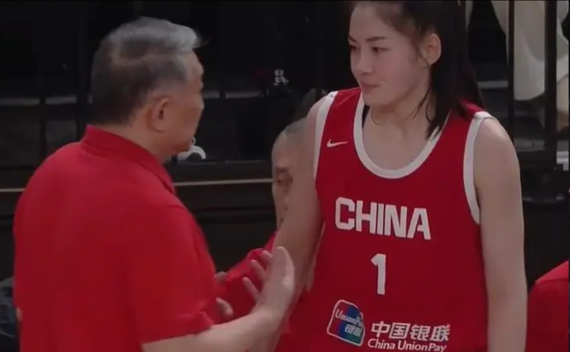 光漂亮有啥用？5中1+正负值最低，球迷：回去看王思雨的比赛录像