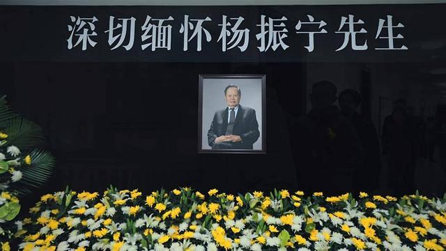 开云官网首页-卷巨额遗产出逃英国，给杨振宁戴绿帽子，翁帆身上的谣言有多离谱