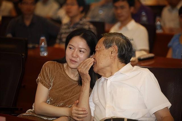 开云官网首页-卷巨额遗产出逃英国，给杨振宁戴绿帽子，翁帆身上的谣言有多离谱