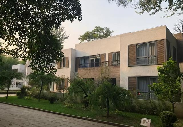 开云官网首页-卷巨额遗产出逃英国，给杨振宁戴绿帽子，翁帆身上的谣言有多离谱