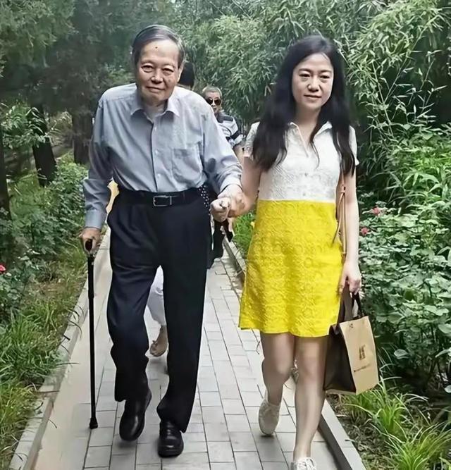 开云官网首页-卷巨额遗产出逃英国，给杨振宁戴绿帽子，翁帆身上的谣言有多离谱