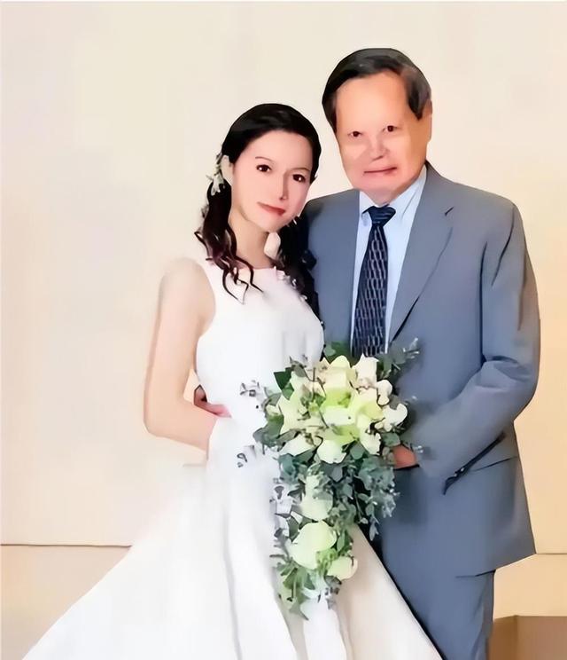 开云官网首页-卷巨额遗产出逃英国，给杨振宁戴绿帽子，翁帆身上的谣言有多离谱