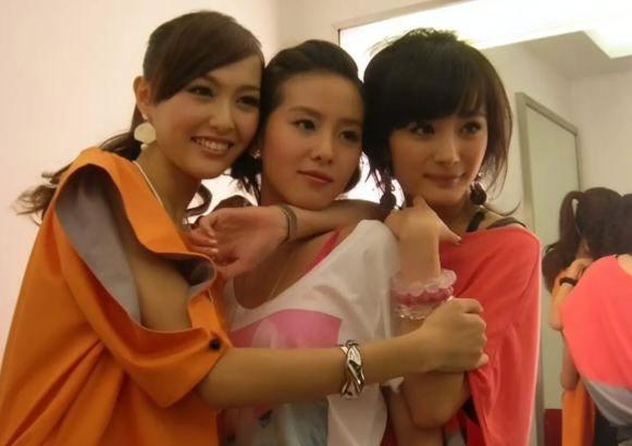 开云手机下载-95花暗斗不输85花：虞书欣巅峰被赵露思拖下水，曝白鹿和她绝交了